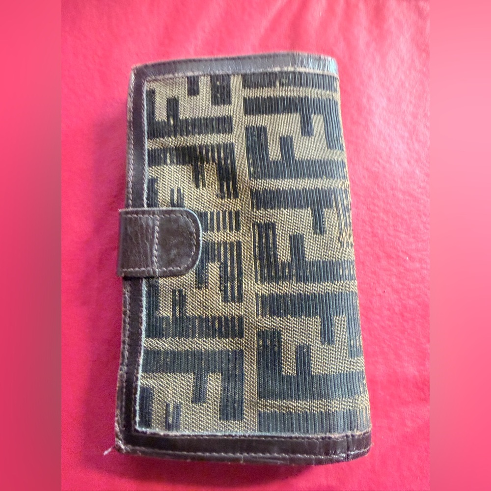Fendi wallet in used condition. Please see pictures.